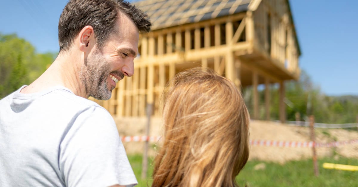 Couple looking at home | Financial Information | Private Loans
