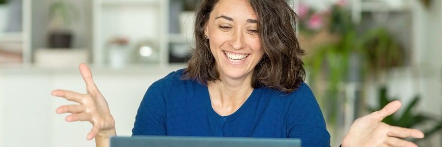 Happy woman with a broker who has found her the bets loan | Financial information | Tiger Finance